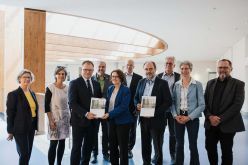 Die Vorsitzenden Anke Herold und Prof. Dr. Matthias Drösler übergeben die Stellungnahme an Bundesumweltminister Carsten Schneider im Beisein weiterer WBNK-Mitglieder.  Quelle: Sascha Hilgers  Copyright: © BMUKN