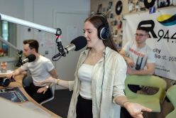Im Studio des Campus & City Radio St. Pölten: THWS-Studierende arbeiteten während der International Radio Days an zwölf Radiosendungen  THWS/René Anderl