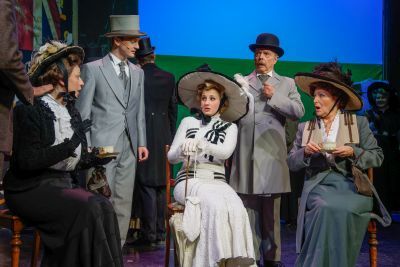 v.l.n.r. eine Ascot Lady, Freddy Eynsford-Hill, Eliza, Pickeringund noch eine Ascot Lady