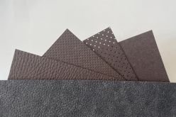 Veredeltes Produkt: Mit der Förderung der DBU konnte das Startup Revoltech seine Lederalternative mit verschiedenen Oberflächen, Stärken und Farben optimieren. Dadurch ist das Material in vielen verschiedenen Branchen verwendbar. Revoltech GmbH